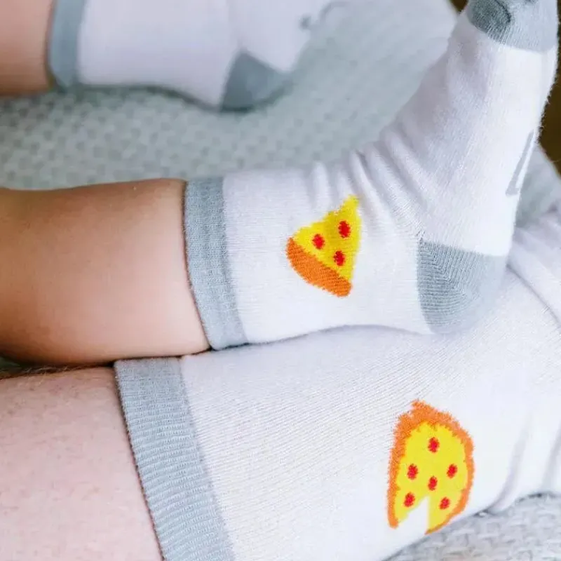 Pearhead Baby Gift For Dad|Gifts Up To $25*Pearhead Daddy & Me Matching Pizza Sock Set