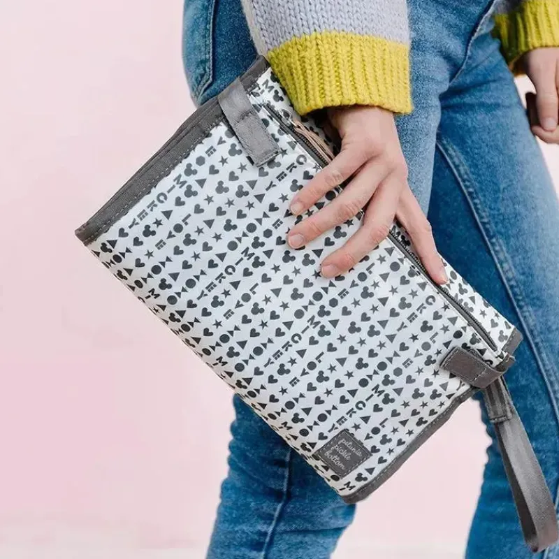 Petunia Pickle Bottom Mickey & Minnie|Diaper Bag Accessories*Petunia - Nimber Diaper Clutch + Changer In Love Mickey Mouse