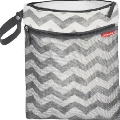 Skip Hop Luggage & Accessories*- Grab & Go Wet/Dry Bag, White/Grey Stripes (Chevron)