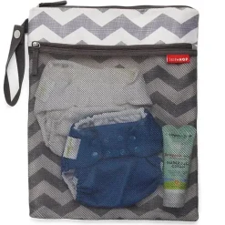 Skip Hop Luggage & Accessories*- Grab & Go Wet/Dry Bag, White/Grey Stripes (Chevron)